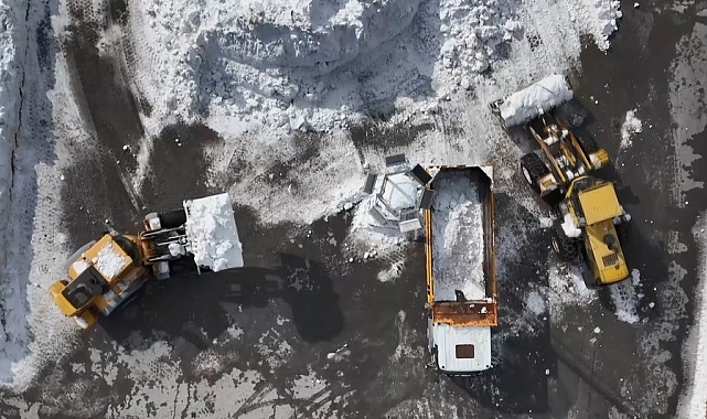 Bitlis&#039;te Kar Yığınları Şehir Dışına Taşınıyor: Belediye Ekipleri 7/24 Görevde