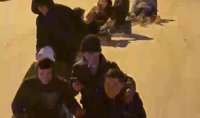 Bursa&#039;da gençlerden ilginç kar eğlencesi: Traktörün arkasında lastikle kaydılar