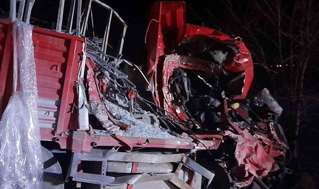 Cam yüklü kamyon askeri araca çarptı