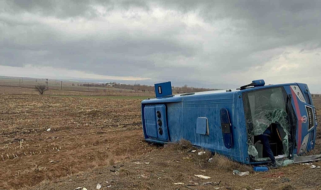 Cezaevi aracı devrildi, 14 kişi yaralandı