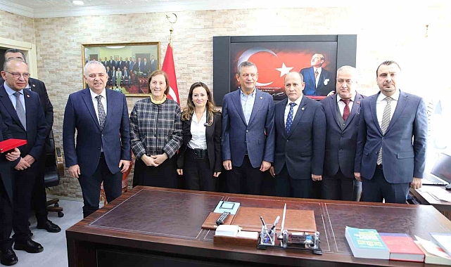 CHP Genel Başkanı Özel, Manisa&#039;da ilçe belediyelerini ziyaret etti