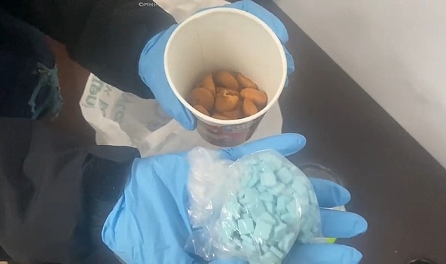 Cips ve çikolatalı bisküvi kutusuna saklanmış uyuşturucu hap ele geçirildi
