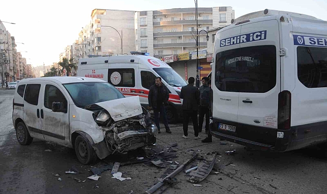 Cizre&#039;de Kamyonet ile Minibüs Çarpıştı: 1 Yaralı