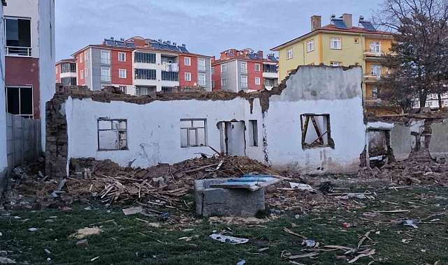 Çorum&#039;da Ev Yıkımı Kazası: Çatı Çökünce Yabancı Uyruklu Şahıs Yaralandı