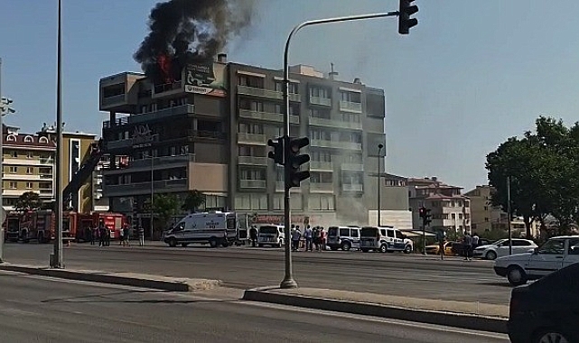 Denizli&#039;de 7 Katlı Rezidansta Yangın: Korku Dolu Anlar ve Kurtarma Çalışmaları