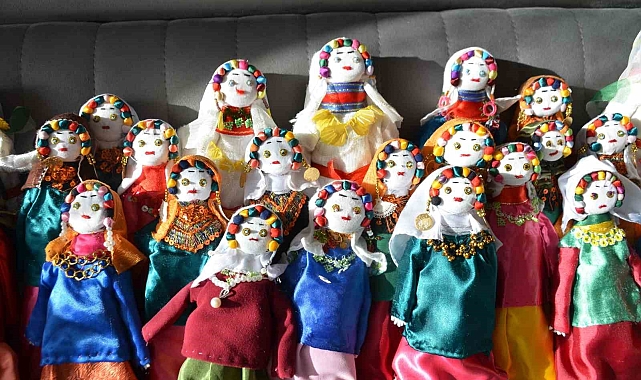 Depremzede Şerife Nine'den Çocuklara Anlamlı Hediye: El Yapımı Bez Bebekler