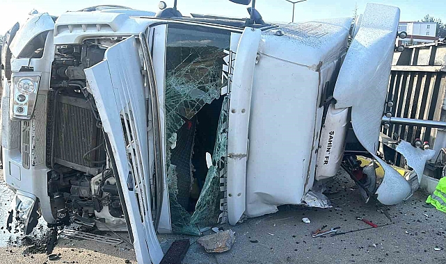 Devrilen kömür yüklü tırın sürücüsü yaralandı