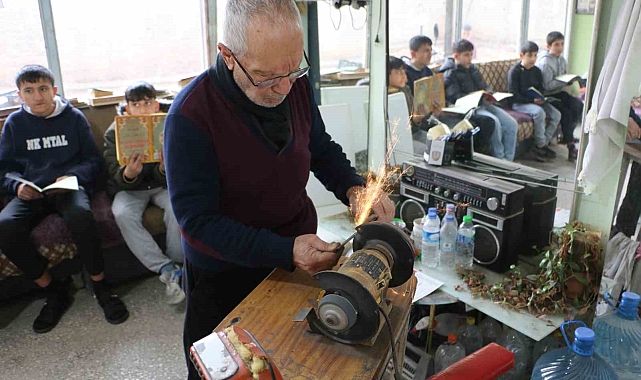 Diyarbakırlı Emin Ok&#039;tan Topluma Örnek Davranışlar: Berberlik, Kuran Dersi, Bisiklet Tamiri ve Daha Neler Neler...