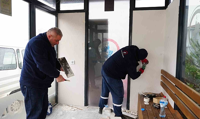 Düzce&#039;de Otobüs Durağına Vandal Saldırısı