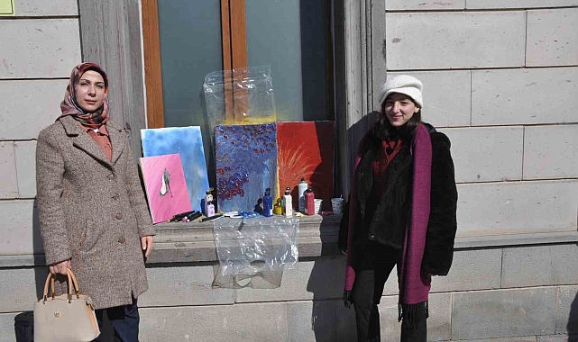 Eksi 25 derecede yağlı boya resimleri yaptı