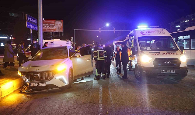 Elazığ&#039;da Kavşakta Kaza: İki Otomobil Çarpıştı, 5 Yaralı