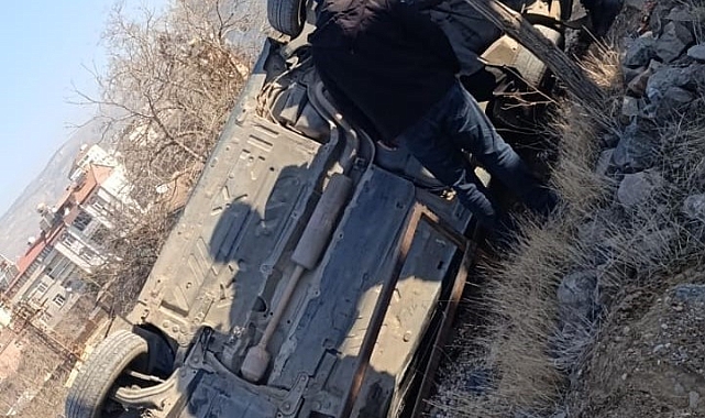Elazığ&#039;da otomobil devrildi