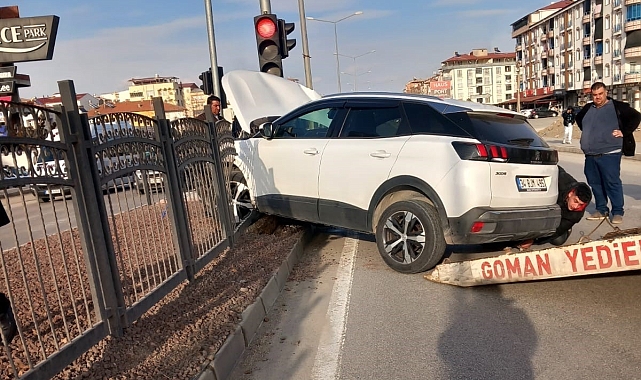 Elazığ&#039;daki trafik kazası kameralara yansıdı: Aracın altında kalmaktan son anda kurtuldu