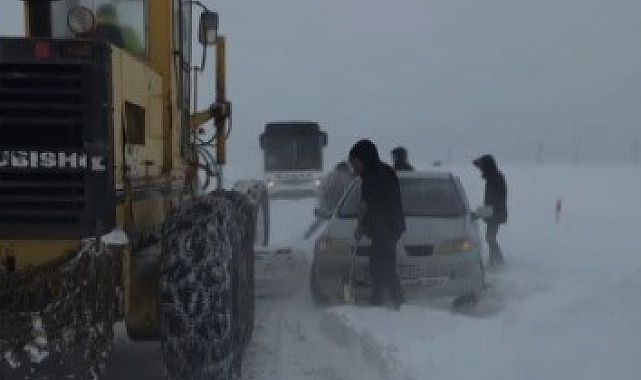 Erzincan-Tercan Karayolunda Kar Alarmı: Sürücüler Mahsur Kaldı, Ekipler Seferber Oldu