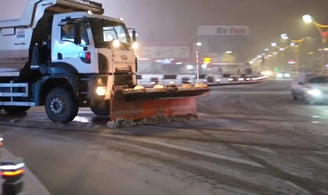 Erzincan&#039;da sağanak yağış yerini kar yağışına bıraktı, okullar tatil edildi