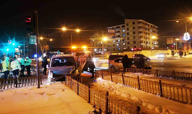 Erzurum&#039;da İki Araç Çarpıştı: 7 Yaralı