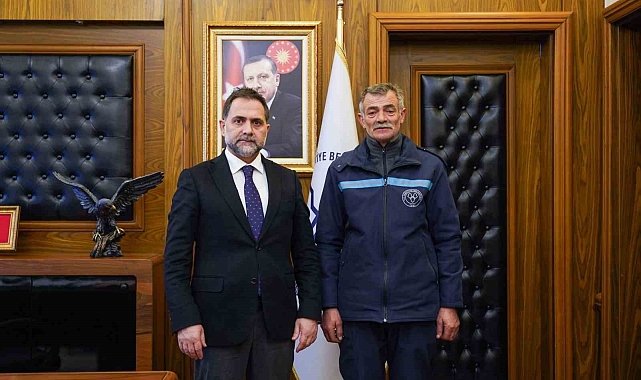 Erzurum&#039;da Örnek Davranış: Belediye Çalışanı Kayıp Cüzdanı Sahibine Teslim Etti