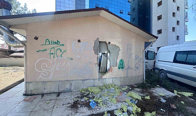 Eski hastane deposunun duvarını kırıp içeri girdiler, güvenlik kamerasını boyadılar