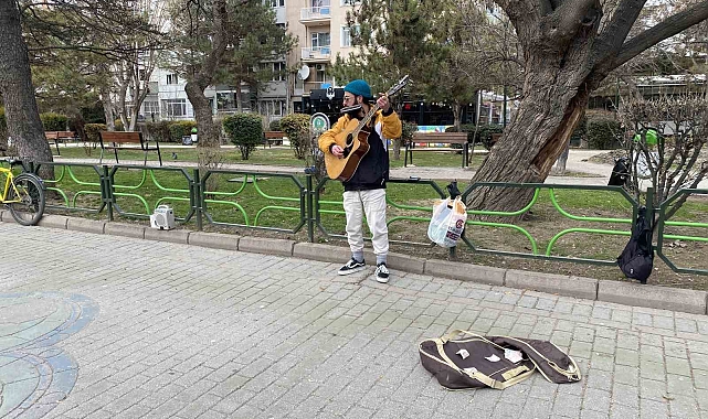 Eskişehir&#039;in Soğuklarına Meydan Okuyan Müzisyen: Radio Odin