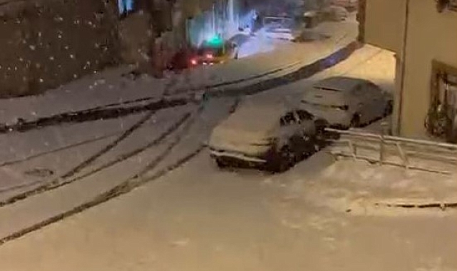 Eyüpsultan&#039;da Kayan Taksi Apartman Önüne Düştü