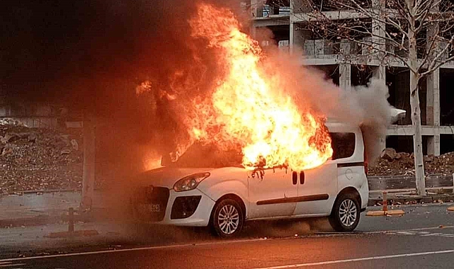 Hafif ticari araç alevler içinde kaldı