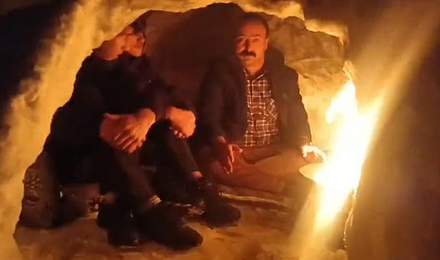 Hakkari&#039;de Gençlerden Kar Evi ve Ateş Keyfi