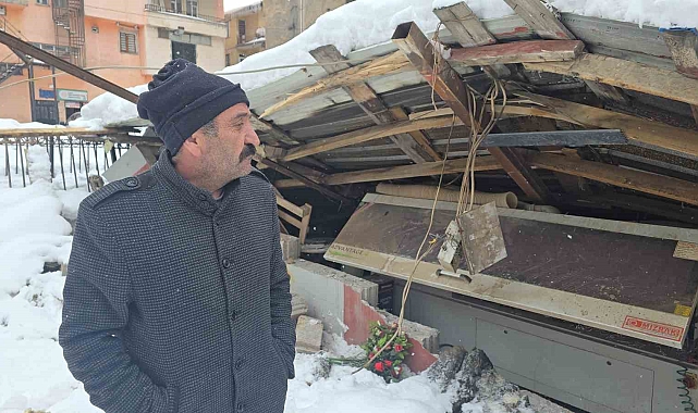 Hakkari&#039;de karın ağırlığına dayanamayan atölyenin çatısı çöktü