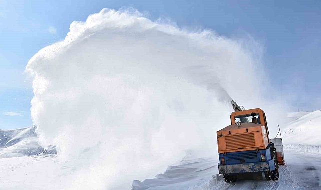 Hakkari&#039;de Yoğun Kar Yağışı: 284 Yerleşim Yeri Ulaşıma Kapandı