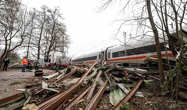 Hamburg&#039;da Feci Tren Kazası: 1 Ölü, 25 Yaralı
