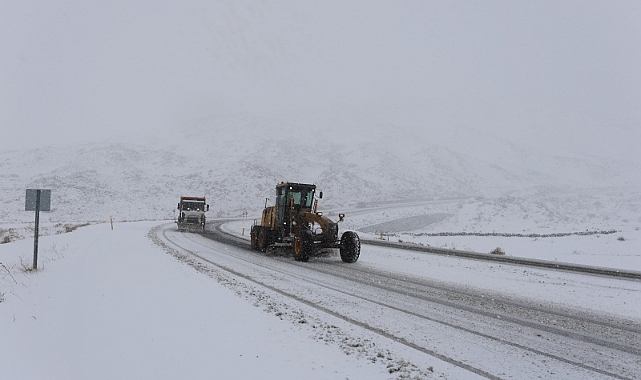 Iğdır - Ağrı Karayolunda Yoğun Kar Yağışı ve Tipi Nedeniyle Trafik Aksadı