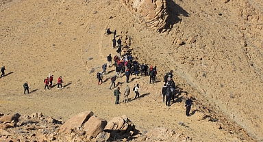 Iğdır'da 6 Şubat Deprem Şehitleri Anma Yürüyüşü Gerçekleştirildi