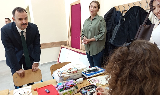 Iğdır Vali Yardımcısı ve İl Milli Eğitim Müdürü Halk Eğitim Kurslarını Ziyaret Etti
