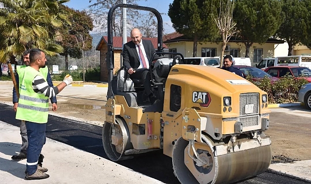 İşçiler istedi, başkan silindirin başına geçti