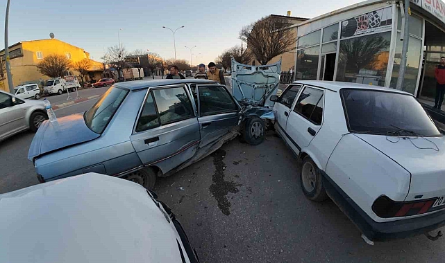 Karaman&#039;da otomobiller çarpıştı: 2 yaralı