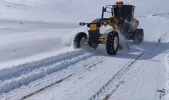Kars&#039;ta Karla Mücadele Devam Ediyor: Köy Yolları Yeniden Ulaşıma Açıldı