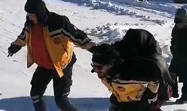 Kars&#039;ta Sağlık Çalışanından Örnek Davranış: Yaşlı Hastayı Karlı Yolda Sırtında Taşıdı