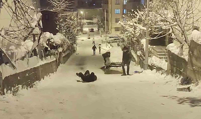 Kastamonu&#039;da Çocuklar Karı Kayak Pistine Çevirdi