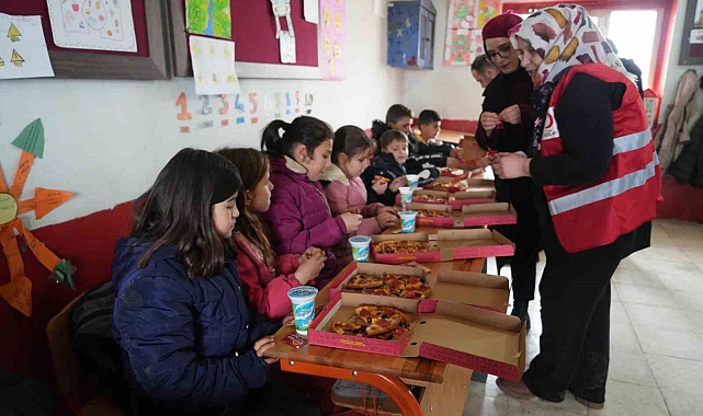 Kızılay&#039;dan Köy Çocuklarına Pizza İkramı