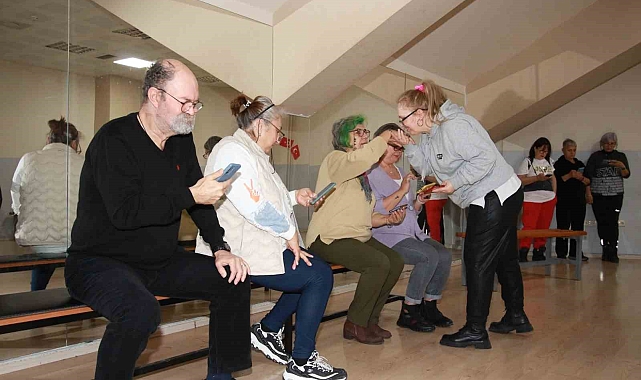 Kocaeli&#039;de 65 Yaş Üstü Bireyler &quot;Hayatın İçindeyim&quot; Projesiyle Tiyatro Sahnesine Çıkıyor