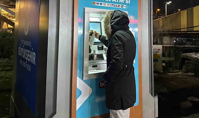 Küçükçekmece&#039;de Kedi, Soğuktan ATM&#039;ye Sığındı