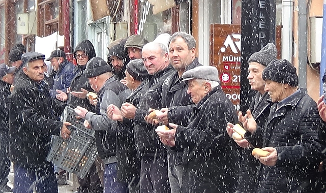 Mudurnu&#039;da 7 Asırlık Esnaf Duası Geleneği Kar Altında Devam Etti