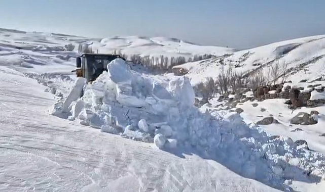 Muş&#039;ta Kar Engeli Kalkıyor: 32 Köy Yolu Açıldı, 5&#039;i İçin Çalışmalar Sürüyor