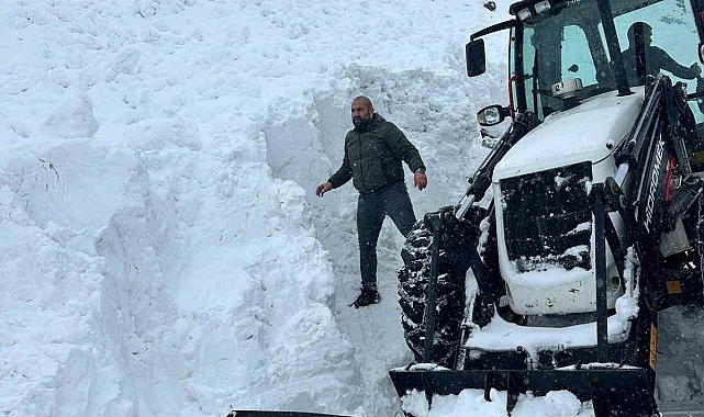 Muş&#039;ta Kar Yağışı ve Çığ Tehlikesi: İş Makinesi Çığ Altında Kaldı
