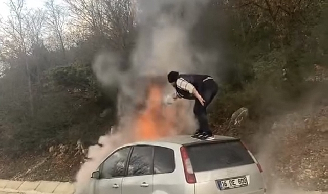 Otomobil alev topuna döndü, canını hiçe sayıp yangını söndürmeye çalıştı