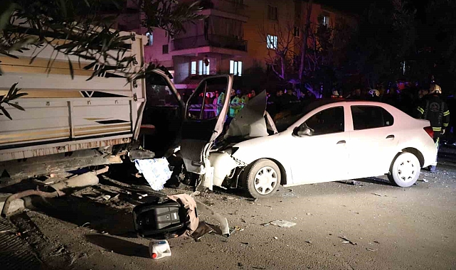 Otomobil, park etmeye çalışan kamyonete çarptı: 1 ölü, 4 yaralı