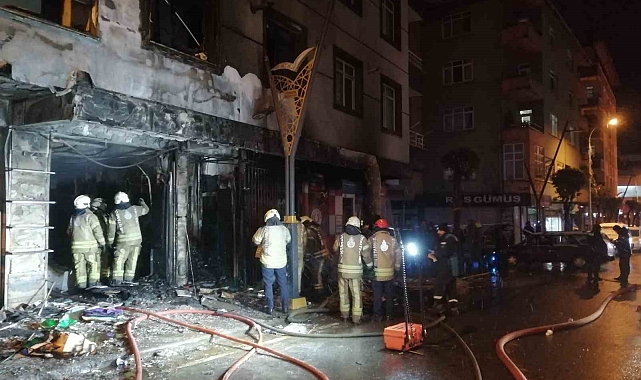 Pendik&#039;te Oyuncak Dükkanı Yangını: İşyeri Küle Döndü, 2 Kişi Yaralandı