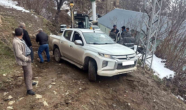 Siirt&#039;te şarampole yuvarlanan araç kurtarıldı