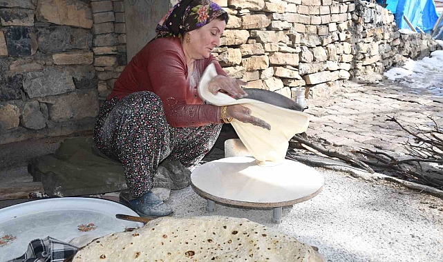 Şırnak&#039;ta kadınlar hava durumuna göre ekmek pişiriyor
