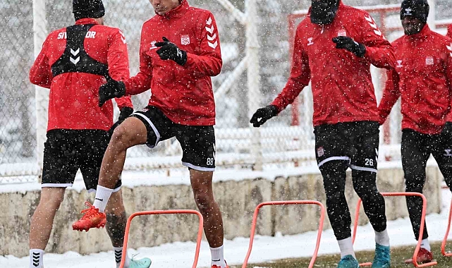 Sivasspor, kar yağışı altında Beşiktaş maçının hazırlıklarına başladı