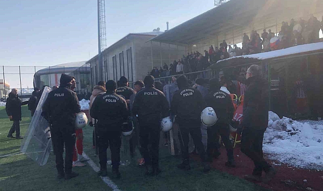 Sivas&#039;ta amatör maçta ortalık karıştı